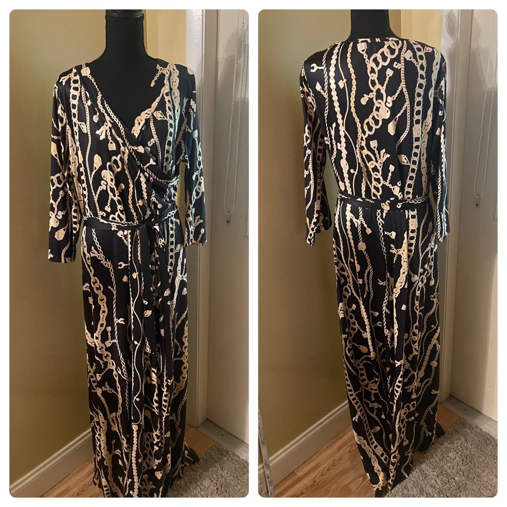 Chic Chain Print Maxi Dress in Black and Gold